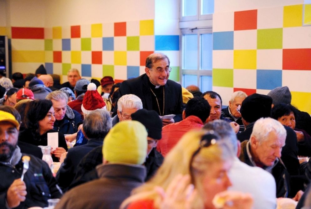 L'arcivescovo di Milano, Mario Delpini, saluta i partecipanti al pranzo dell'Opera Cardinal Ferrari (Fotogramma)