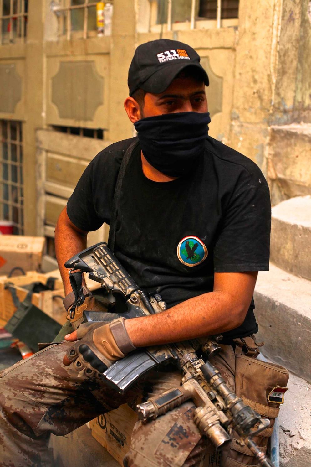 Soldato delle forze speciali irachene si riposa nell’avamposto sul front line ricavato in una casa confiscata ai miliziani del Daesh