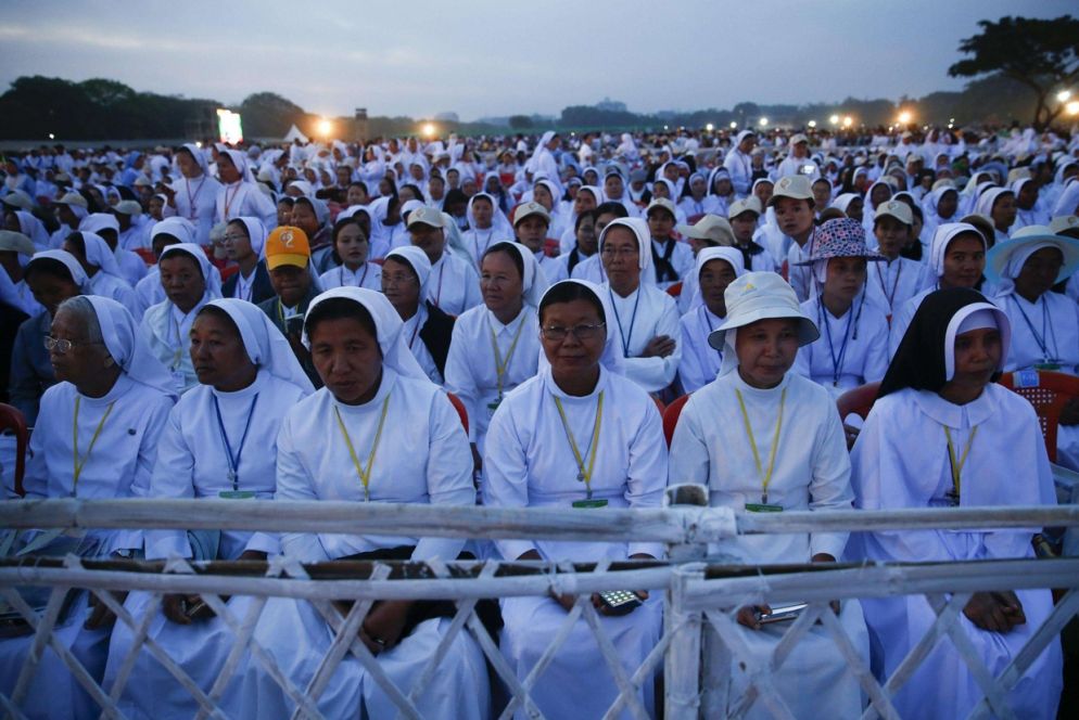 Un gruppo di suore in attesa, fin dal mattino presto, dell'arrivo del Papa (Ansa)