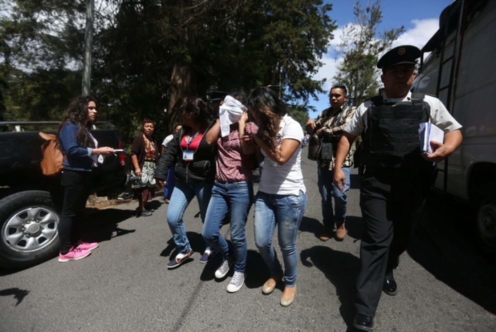 Il dolore dei parenti delle giovani vittime (Epa)