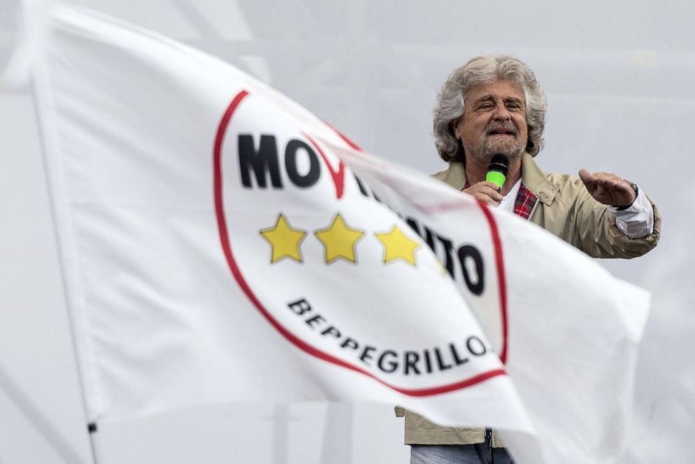 Beppe Grillo a un comizio nel 2014 (Ansa)