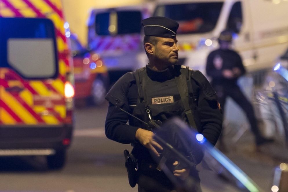 Controlli di polizia nella capitale francese (Ansa)