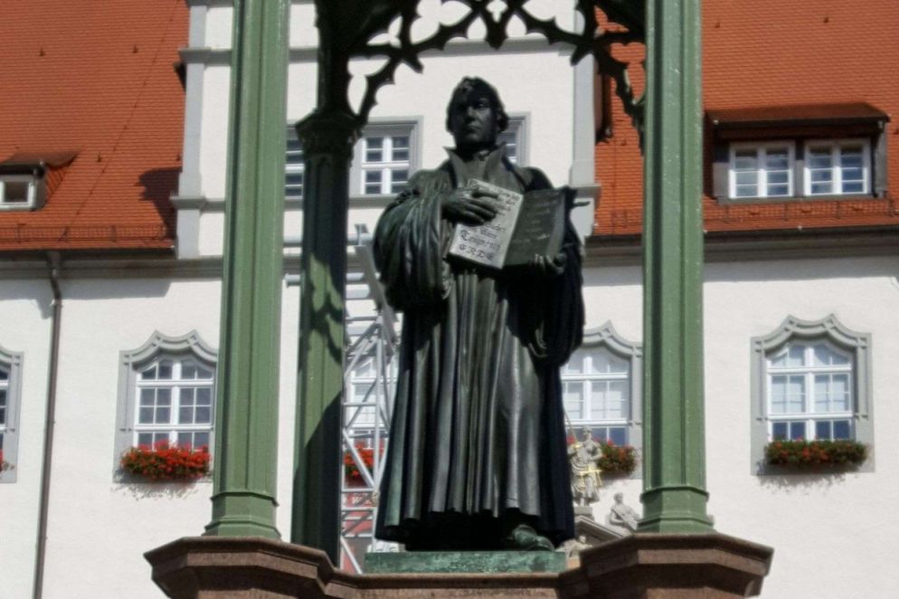 La statua di Lutero nel centro storico di Wittenberg in Germania