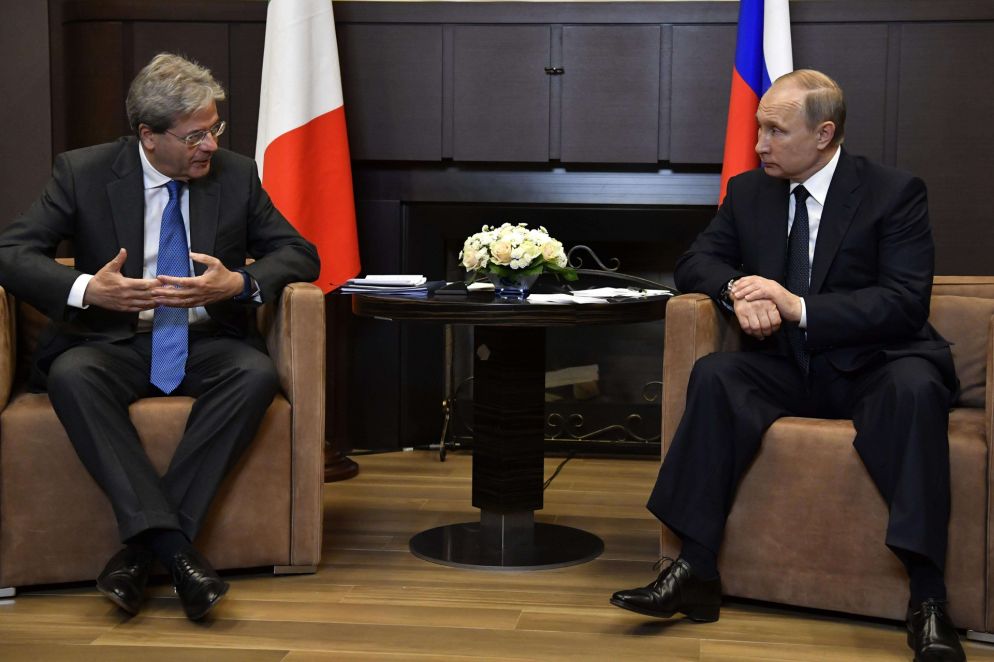 Gentiloni e Putin durante l'incontro a Sochi