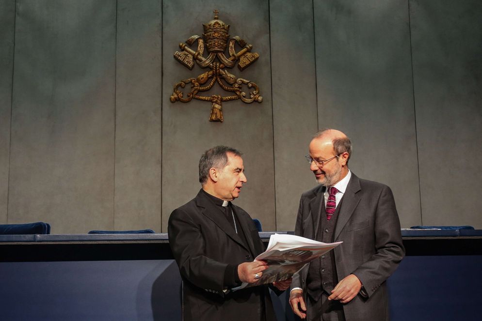 Monsignor Becciu, Sostituto della Segreteria di Stato e il direttore dell'Osservatore Romano, Gian Maria Vian (Siciliani)