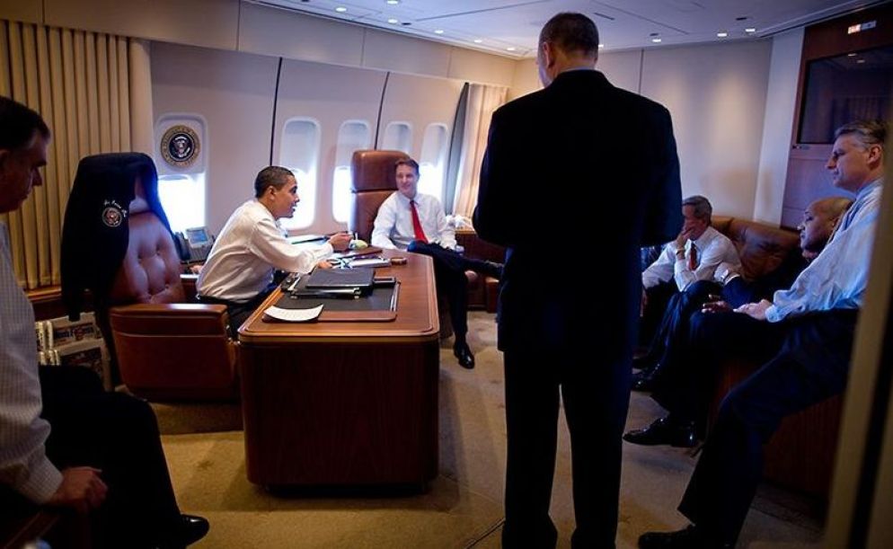 L'interno dell'Air Force One: Barack Obama al lavoro con i suoi collaboratori