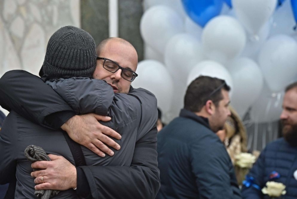 Il papà di Sofia, Guido De Barros, tra le braccia di un amico durante i funerali della sua piccola