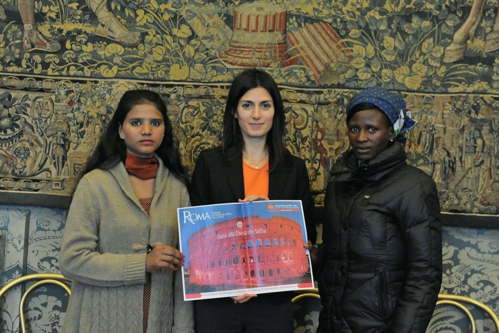 La figlia di Asia Bibi con la giovane Rebecca con la sindaca di Roma Raggi (Foto Campidoglio)