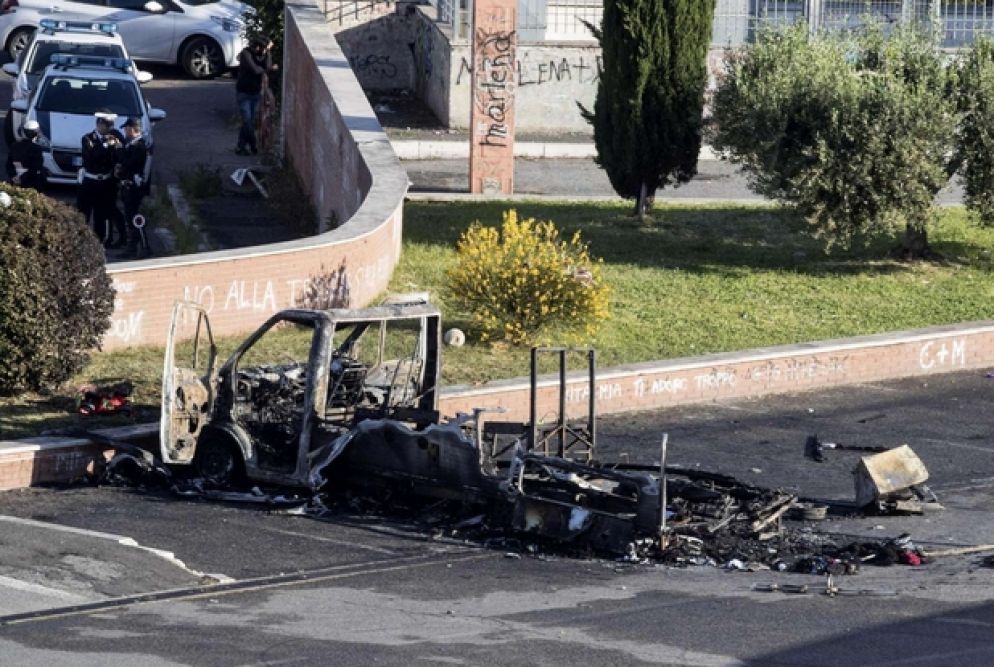 Quel che resta della roulotte in cui hanno perso la vita 3 sorelle rom (Ansa)