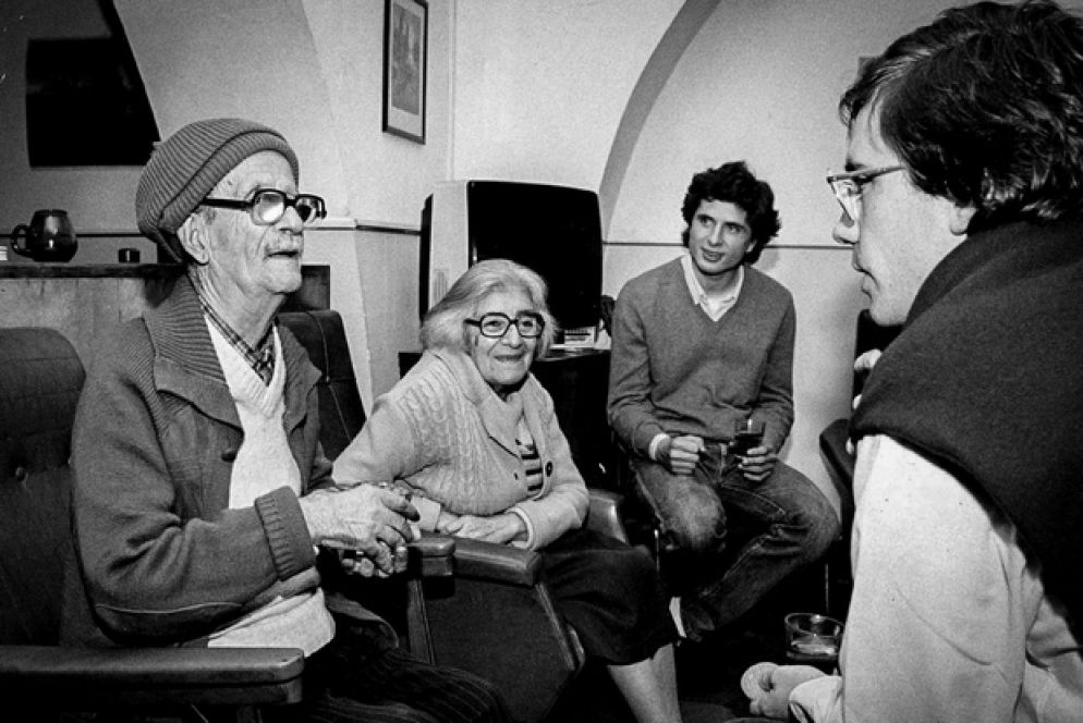 Un incontro negli anni Settanta fra i giovani della Comunità di Sant’Egidio e gli anziani nelle borgate romane (foto archivio Sant'Egidio)