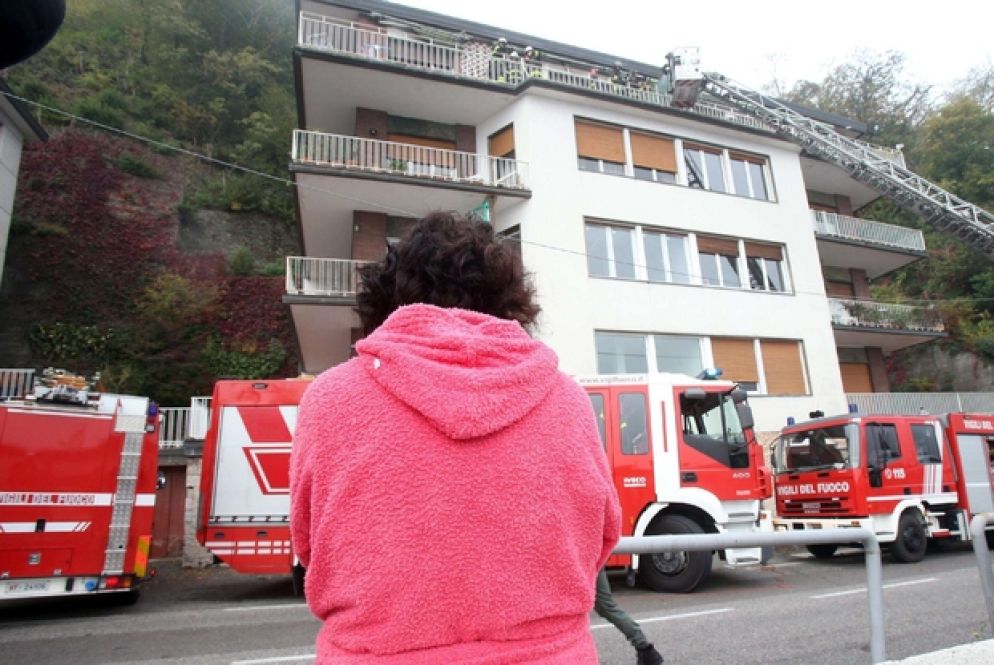 Vigili del fuoco al lavoro nel luogo dell'incendio