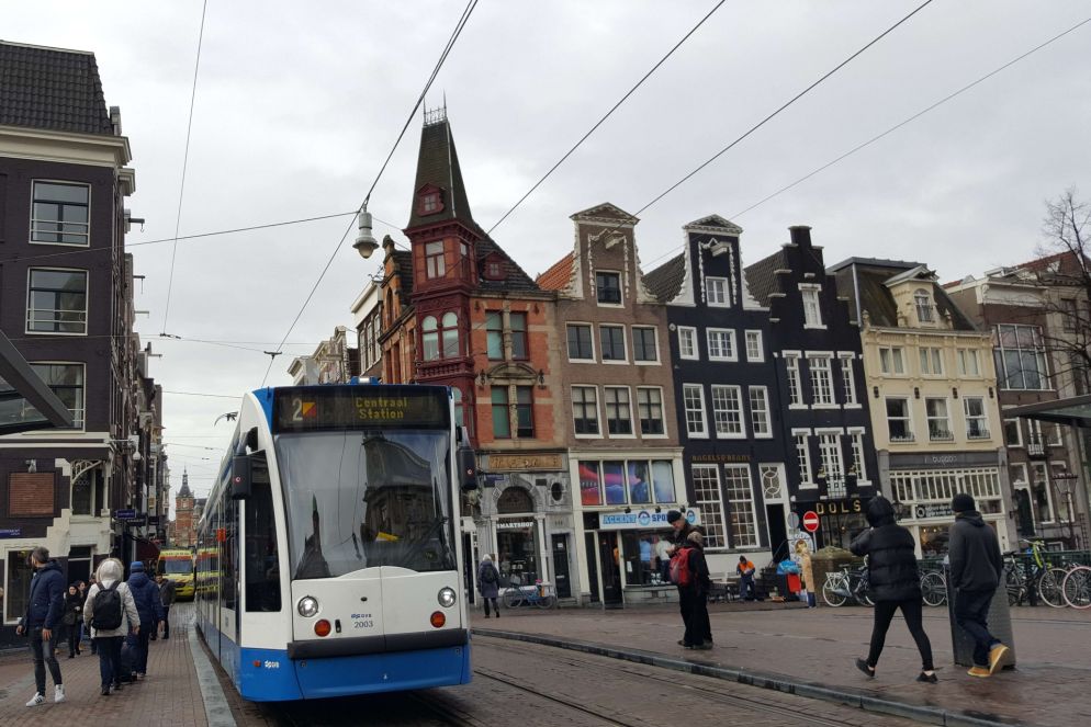 Un tram attraversa Leidsestraat, nel pieno centro di Amsterdam (Alfieri)