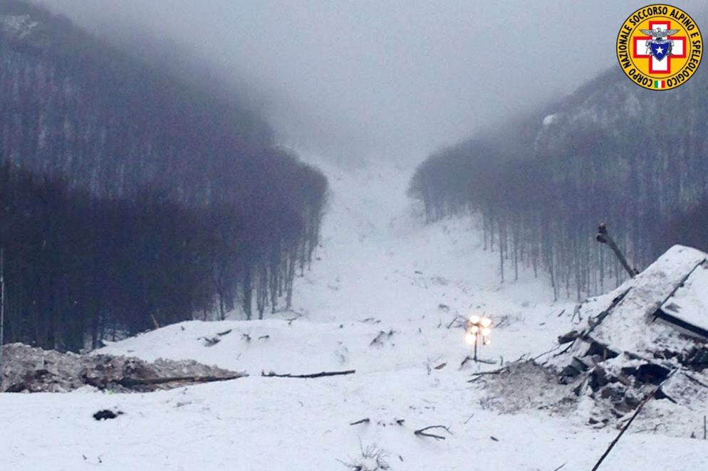 I segni della enorme valanga che ha travolto l'hotel (Ansa, per concessione di Luciano Gelsumino)