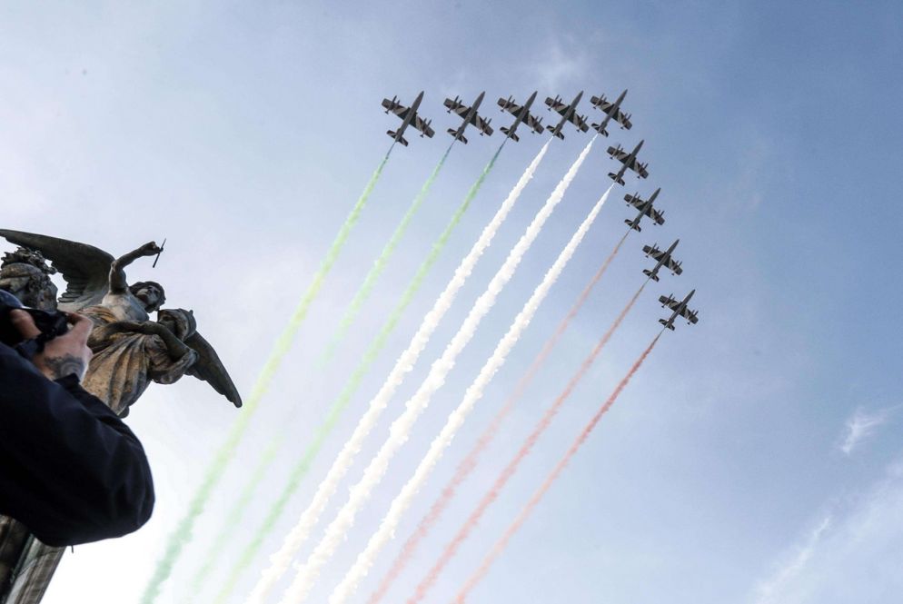 Le frecce tricolore sorvolano l'Altare della Patria
