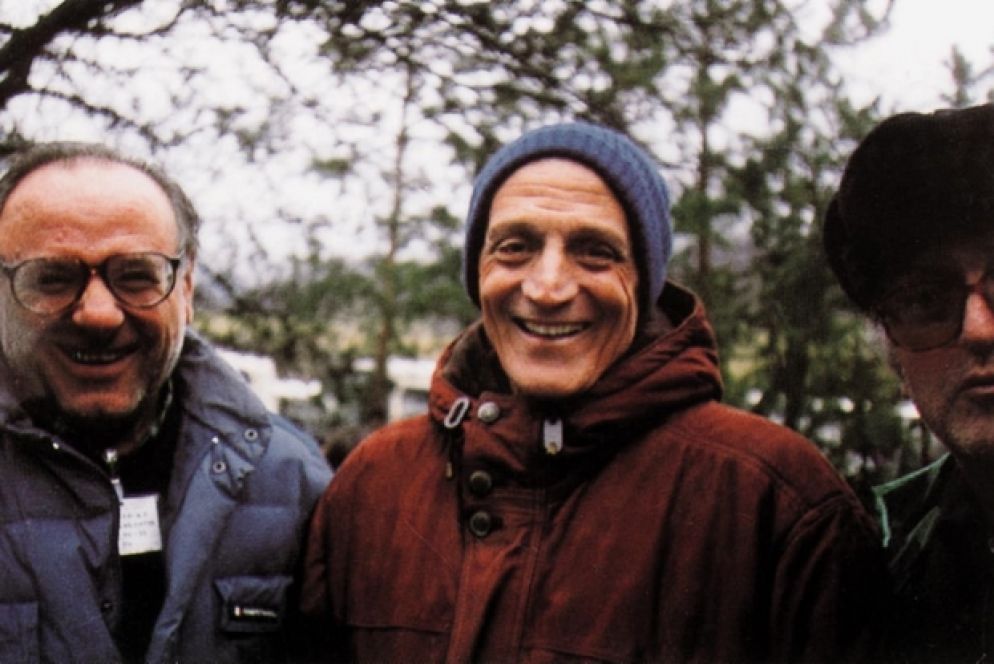 Monsignor Tonino Bello (al centro) alla marcia della pace del 1992 a Sarajevo