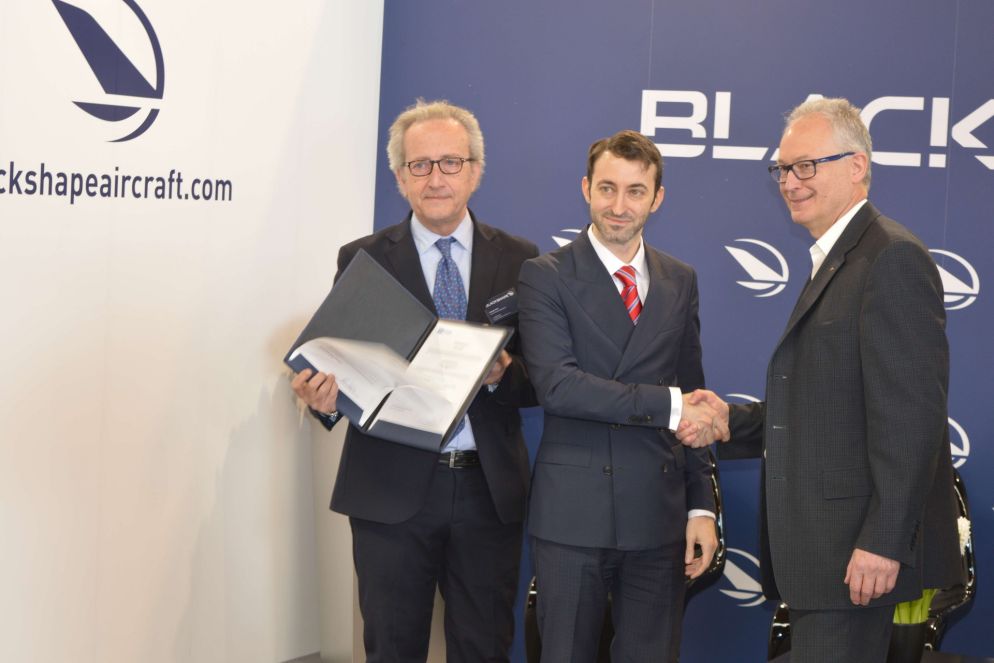 Luciano Belviso (ceo di Blackshape) e Giuseppe Verde (responsabile del design) ricevono la Design Organization Approval e il primo Type Certificate nella categoria EASA CS-VLA