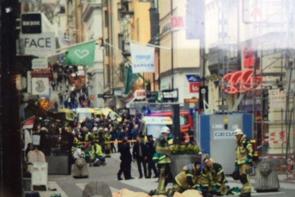 Una delle prime immagini giunte da Stoccolma dopo lo schianto di un veicolo contro la folla