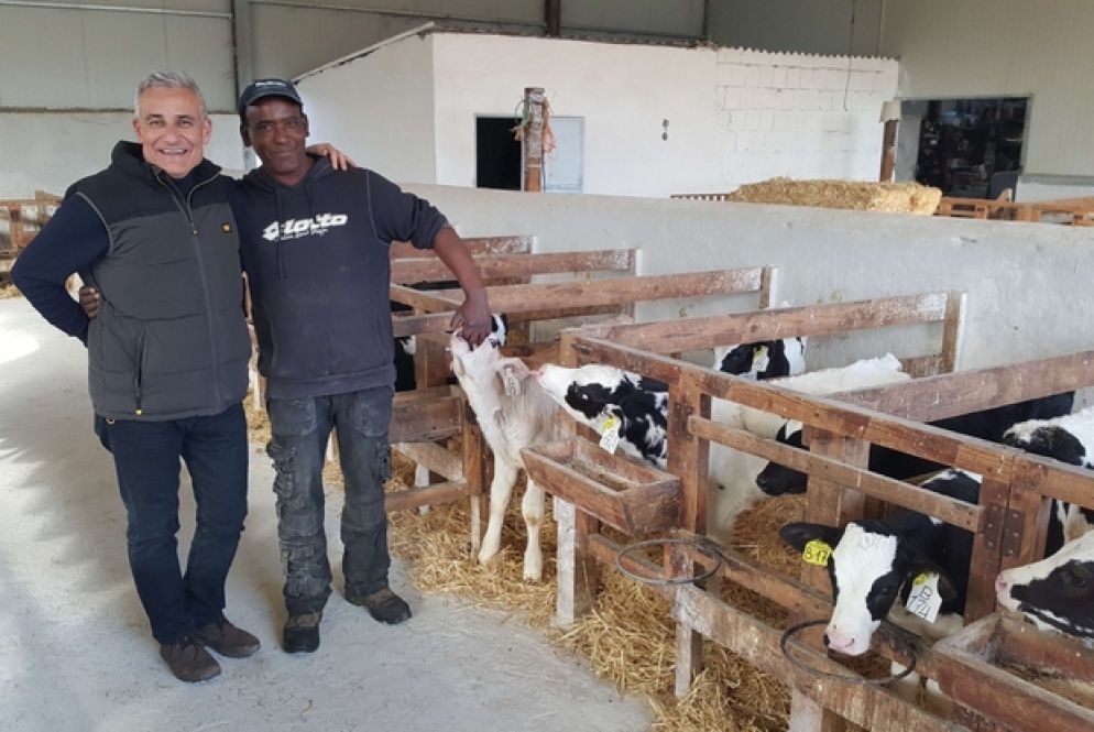 Il presidente della coop Fattoria della Piana, Carmelo Basile, con Luciano, uno dei lavoratori migranti