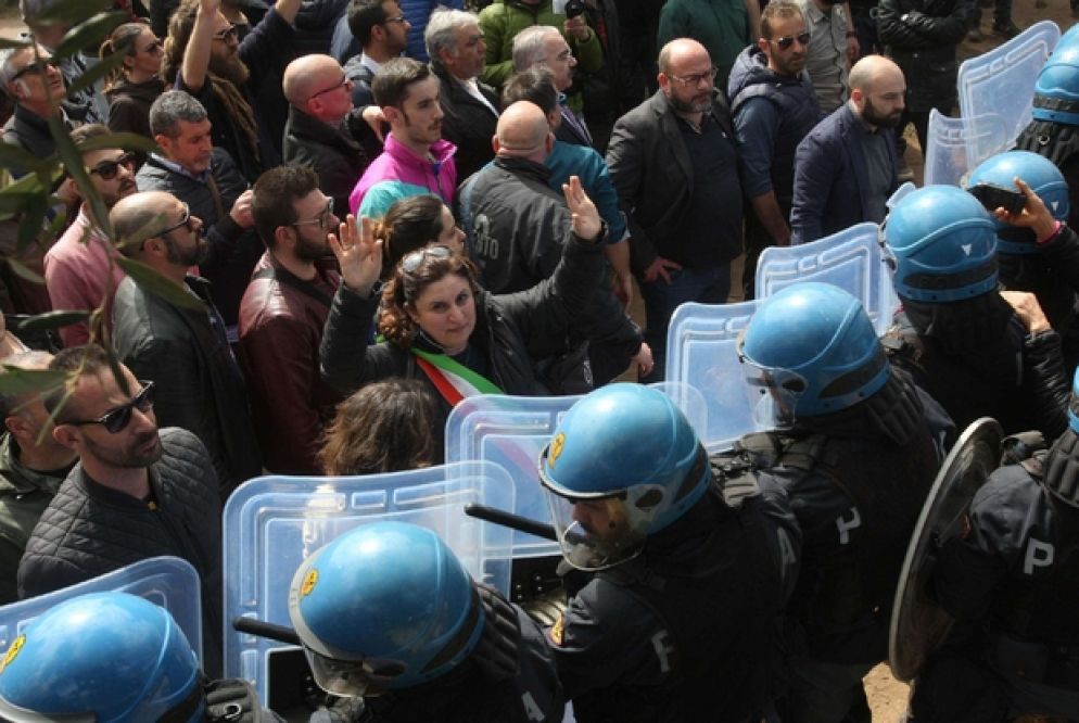 Alta tensione al sit-in davanti al cantiere della Tap (Ansa)