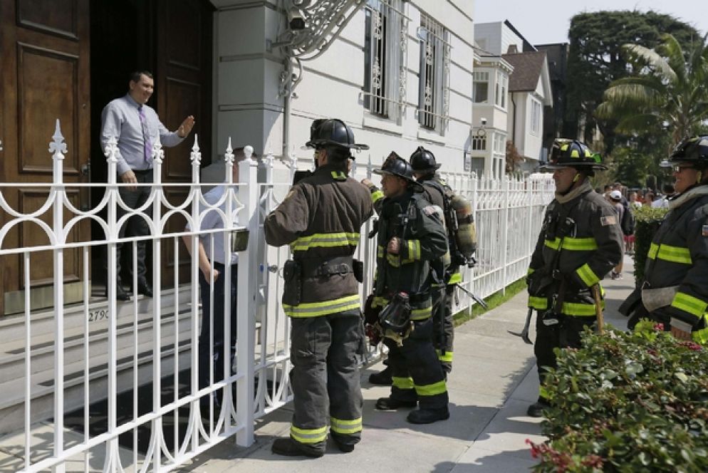 Pompieri davanti alla sede della rappresentanza diplomatica russa a San Francisco (Ansa)