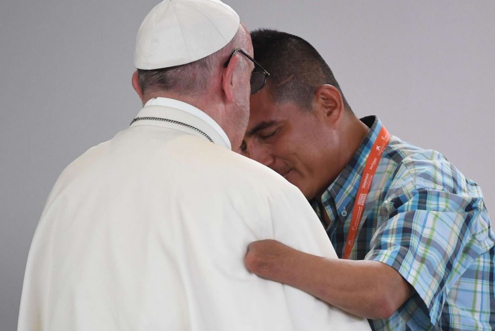 Il Papa abbraccia una vittima del conflitto (Ansa)