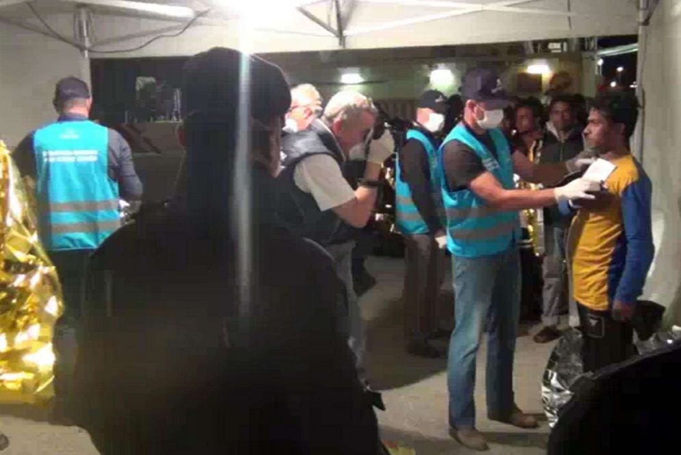 I sopravvissuti del naufragio del 6 maggio poco dopo lo sbarco a Pozzallo (Ragusa) ANSA/ POLIZIA DI STATO