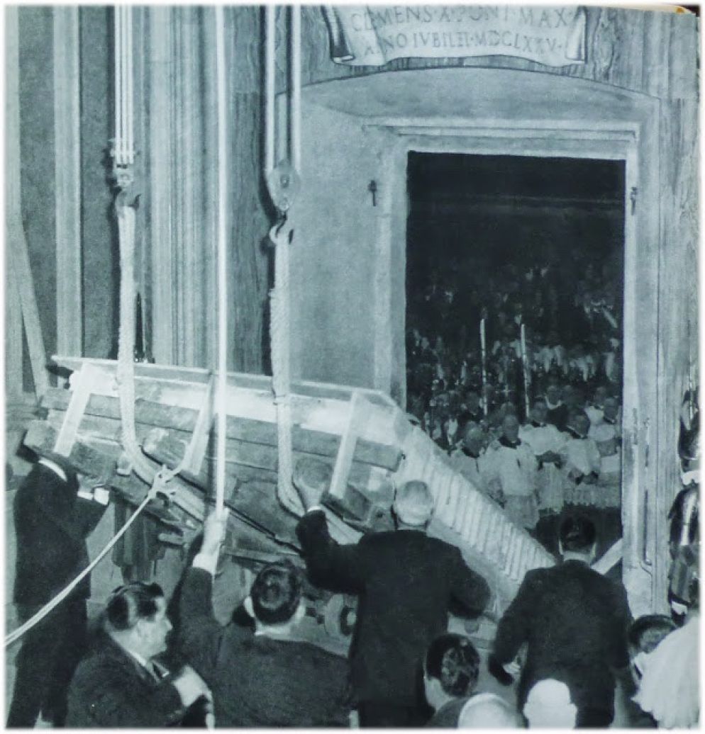 Un momento della caduta del muro e dei calcinacci della Porta Santa nel 1949