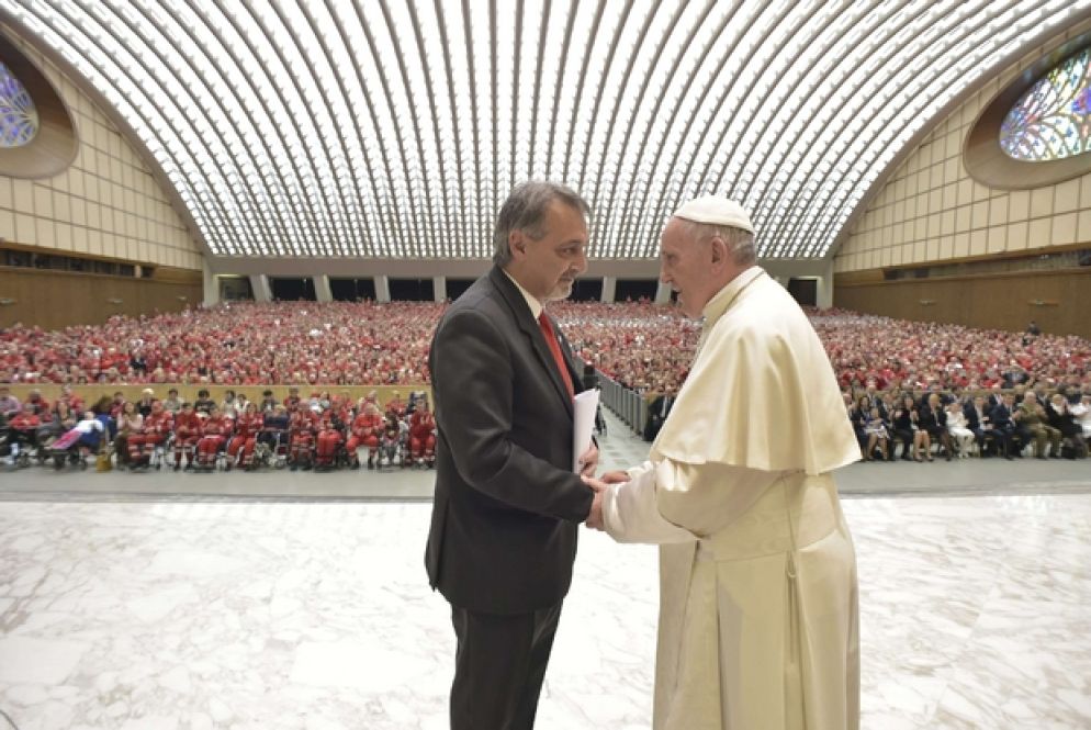 Il papa con il presidente della Croce Rossa Francesco Rocca - lFoto fornita dall'Ufficio stampa della Croce Rossa