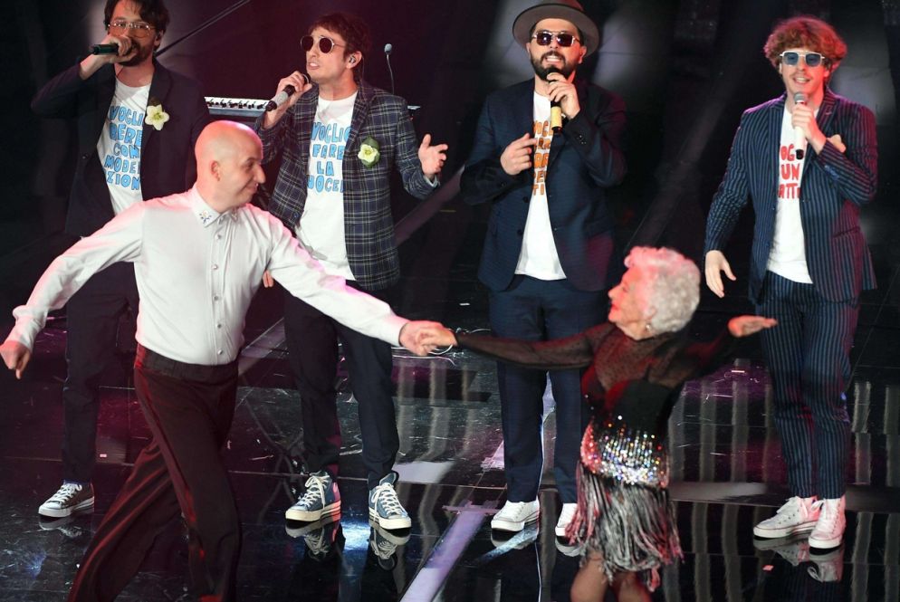 Lo Stato Sociale al Festival di Sanremo 2018 accompagnati dall'acrobatica "nonna danzante" (Ansa)