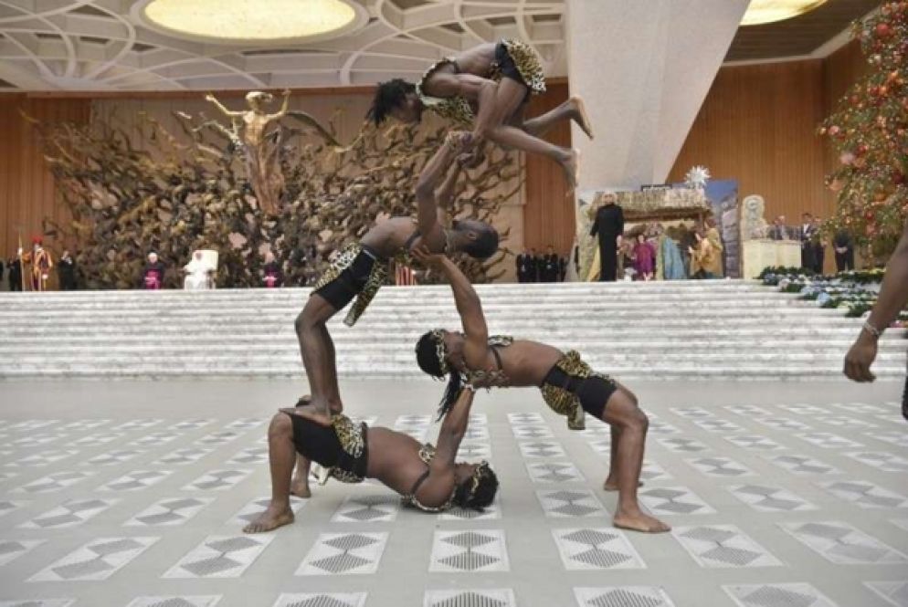 Il Papa assiste a una esibizione degli artisti del circo (Foto da www.vatican.va)