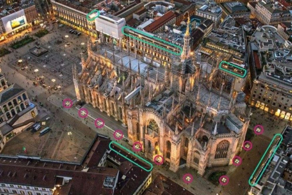 I punti dove saranno sistemati i proiettori all'esterno della cattedrale, sia sui pali dell'illuminazione pubblica (cerchi rossi) che su altri edifici (evidenziati in verde)