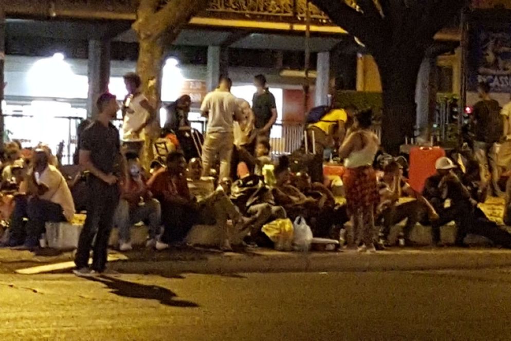 Arriva la notte senza un posto dove dormire