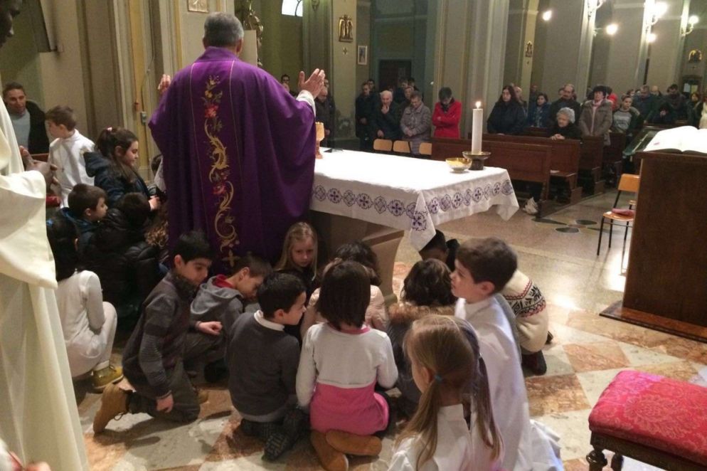 Il viola è il colore dei paramenti del sacerdote durante la Quaresima