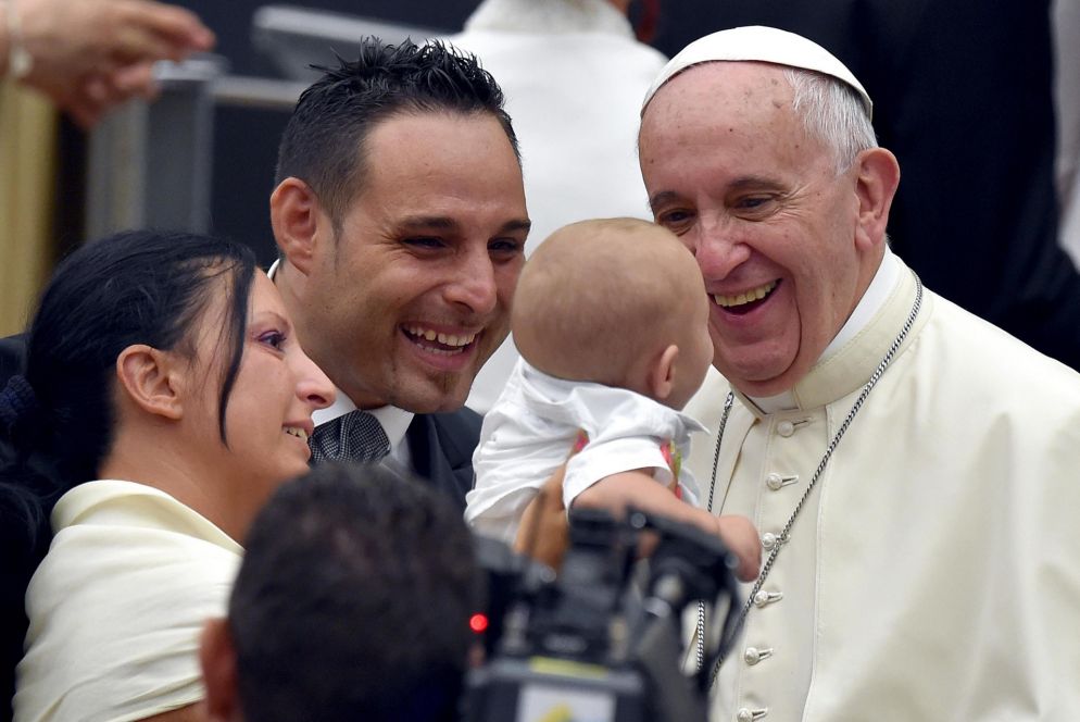 Il Papa con una famiglia durante un'udienza in Vaticano (Ansa)