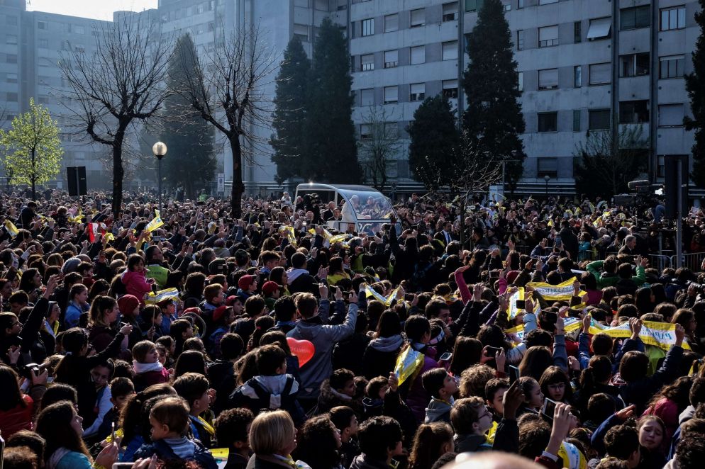 L'accoglienza festosa delle Case Bianche a Francesco (Fotogramma)