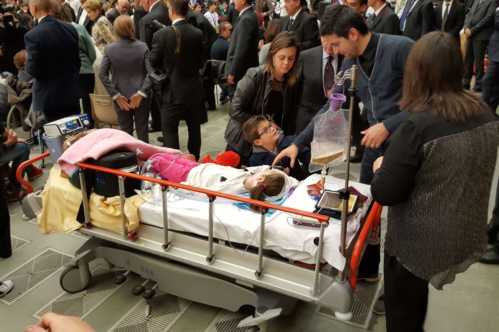 Noemi non poteva mancare all'incontro con Papa Francesco, anche se costretta a letto (Luca Liverani)