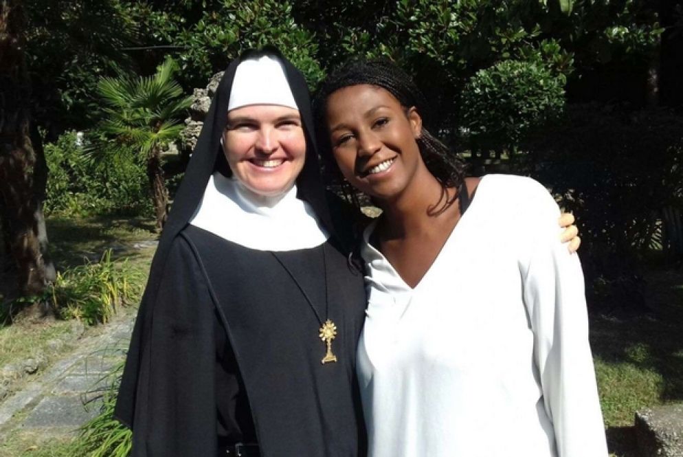 La religiosa insieme con la fidanzata del fratello