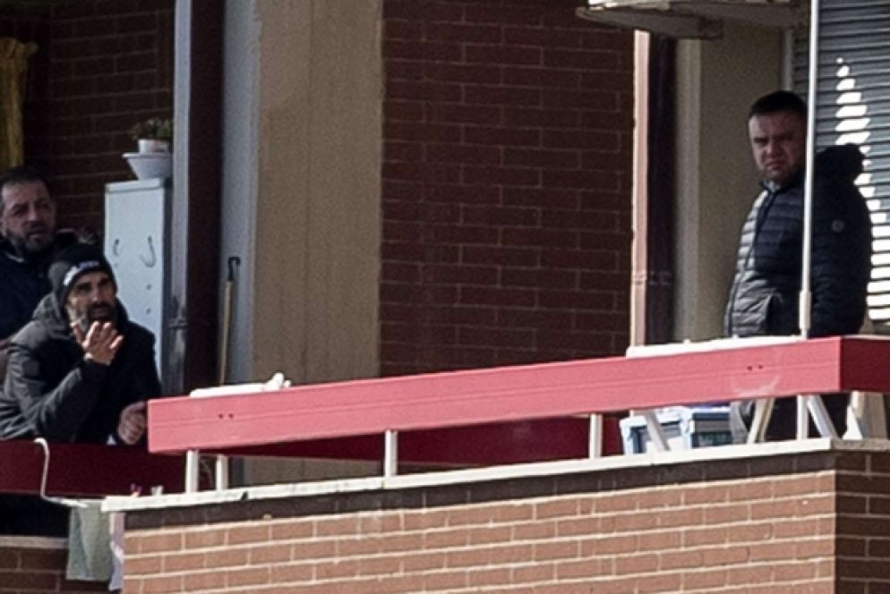Uno dei momenti concitati della trattativa condotta da balcone a balcone. Capasso è stato barricato in casa 7 ore prima di uccidersi. Le figlie, per cui si era sperato fino alla fine, erano già state uccise all'alba