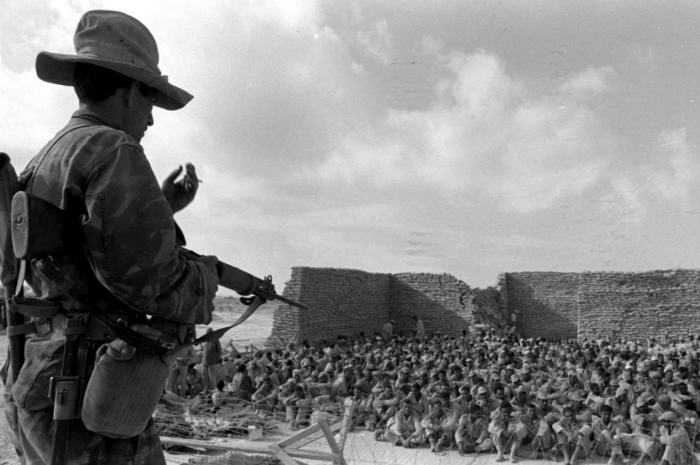 Prigionieri egiziani catturati dai soldati israeliani vicino ad al Arish nel Sinai (Ufficio stampa del Governo israeliano)