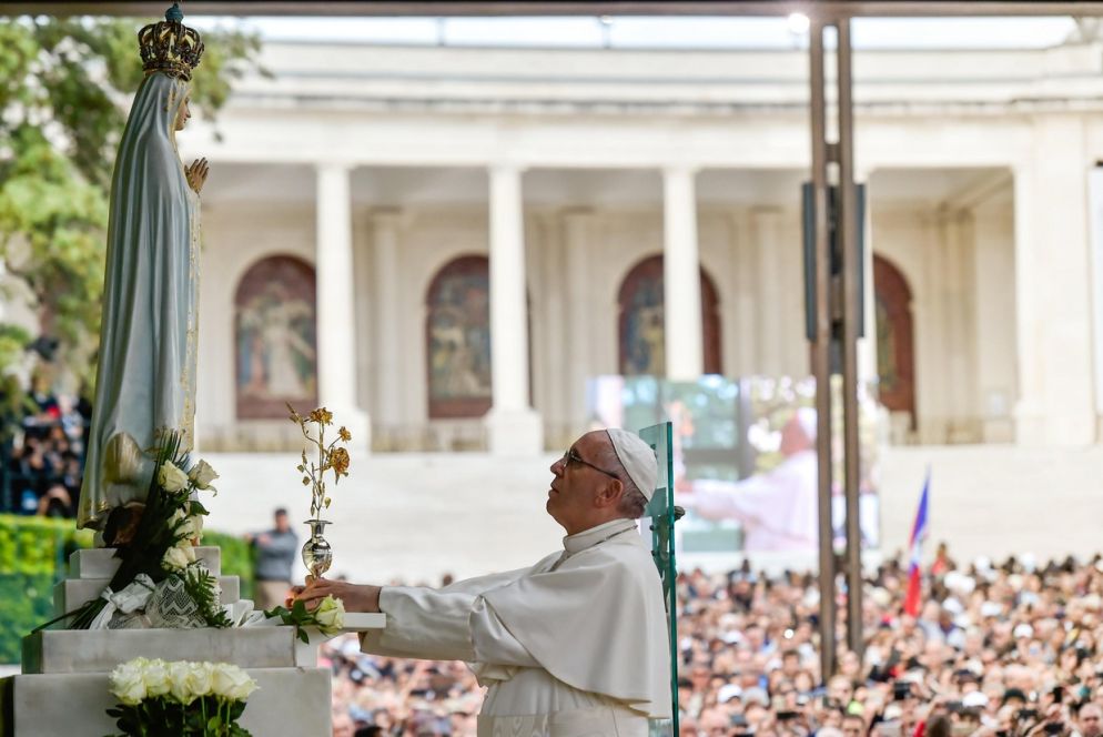 Papa Francesco durante la sua visita nel Santuario mariano di Fatima (Epa)