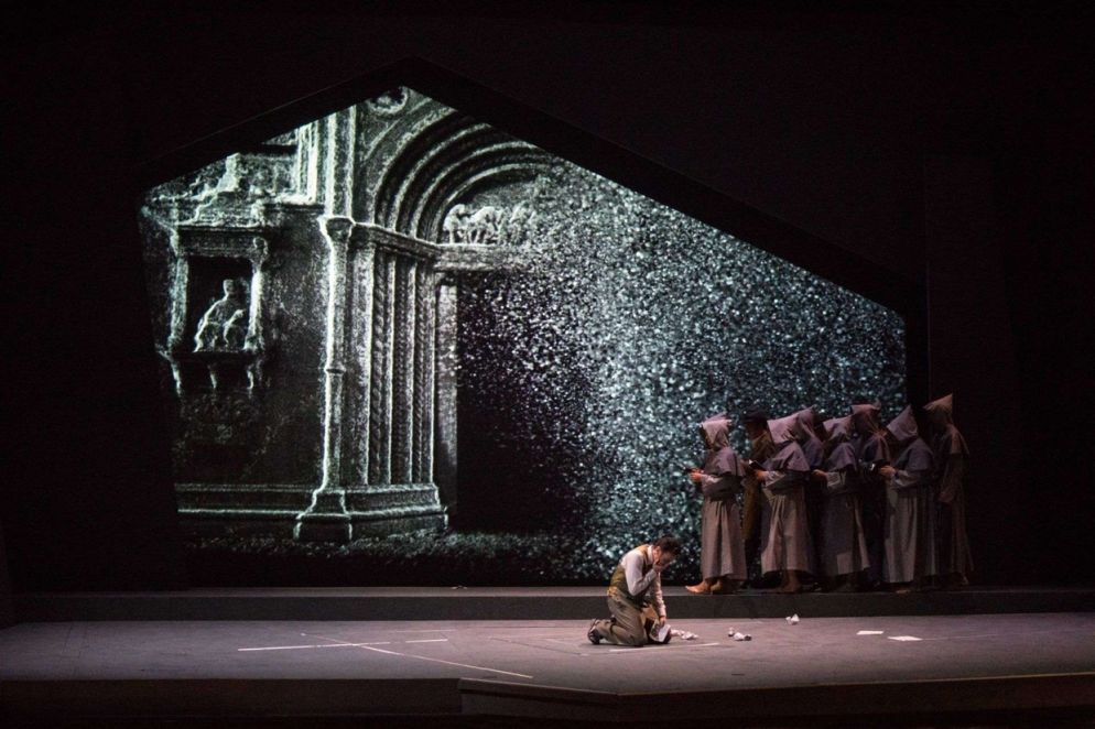 La ricerca del fisico in un convento nell'opera "Ettore Majorana. Cronaca di infinite scomparse" al Teatro Sociale di Como (foto Alessia Santambrogio)
