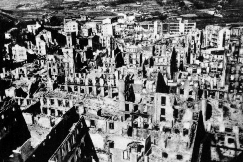 Il centro della città basca, Gernika, dopo il bombardamento tedesco del 26 aprile 1937