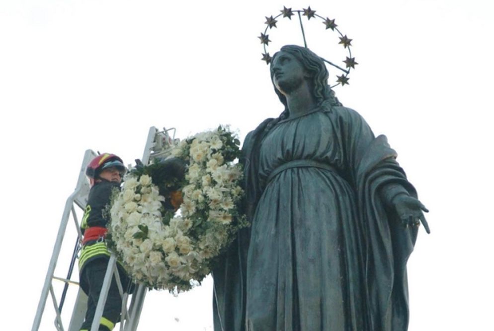 L'omaggio di un vigile del fuoco alla statua dell'Immacolata a Roma