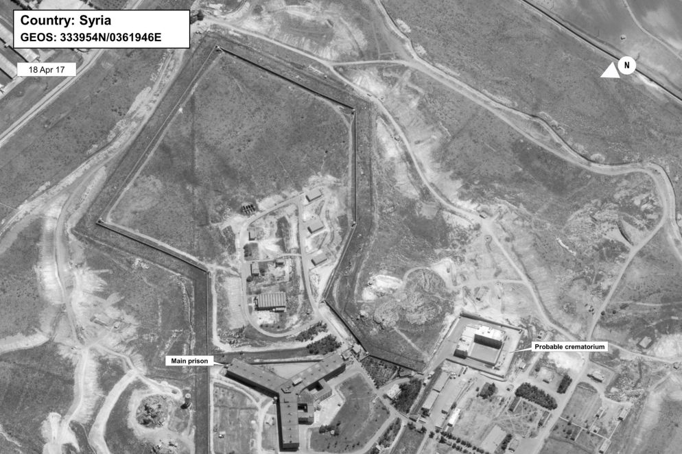 L'immagine, fornita dal Dipartimento di Stato a da DigitalGlobe, è stata presa il 15 gennaio 2015 da un satellite. Washington la descrive come un edificio di una prigione in Siria modificato per contenere un forno crematorio. (State Department/DigitalGlobe via AP, Ansa)