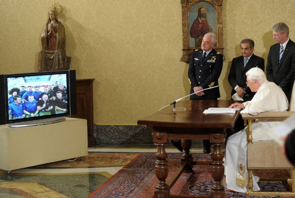 Benedetto XVI in collegamento con la Iss il 21 maggio 2011
