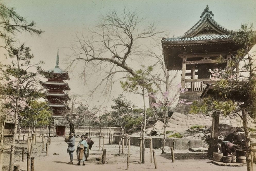 Il parco di Ueno, Tokyo, Giappone. 1870-1880, stampa all’albumina dipinta a mano (Archivi Alinari)