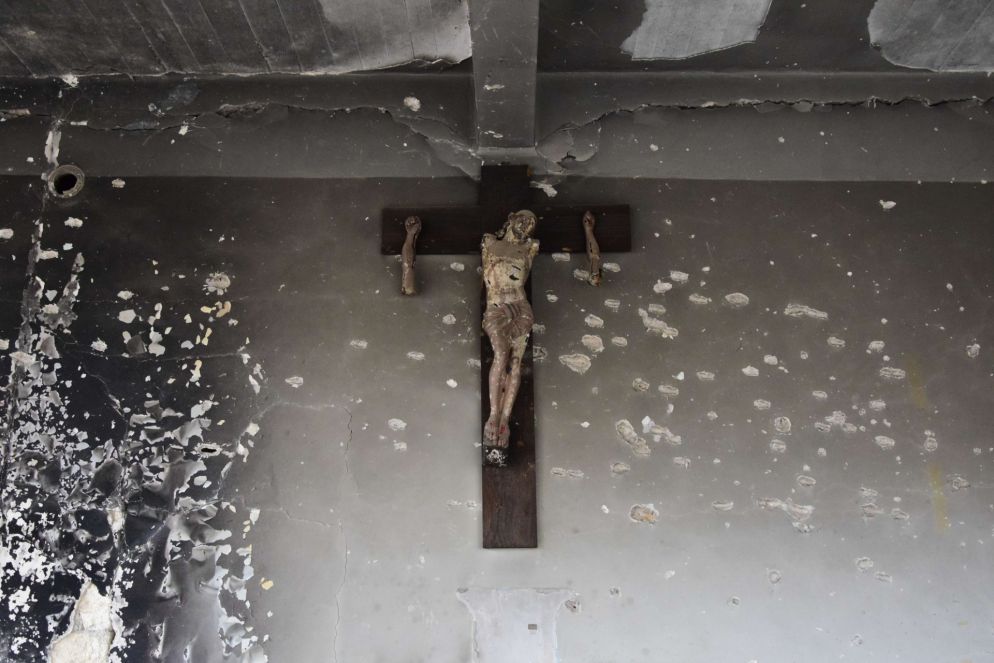 Il crocifisso nella ex sede degli scout ad Aleppo Est. I jihadisti si sono accaniti sul Cristo