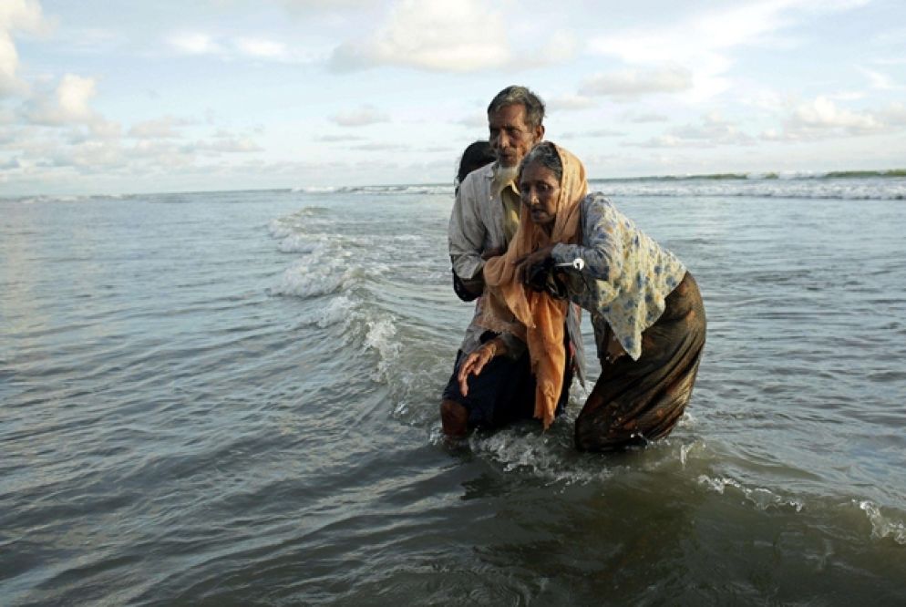 L'arrivo degli sfollati a Teknaf in Bangladesh dopo l'attraversamento del fiume Naf che avviene in barca (Ansa)