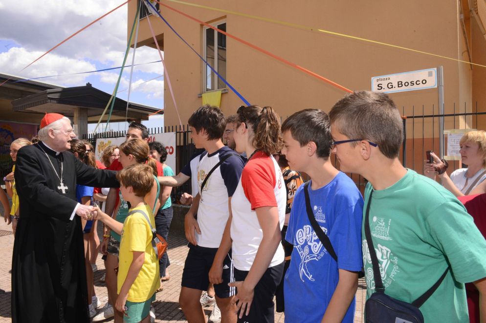 Il cardinale Scola in visita in un oratorio della provincia milanese (foto d'archivio)