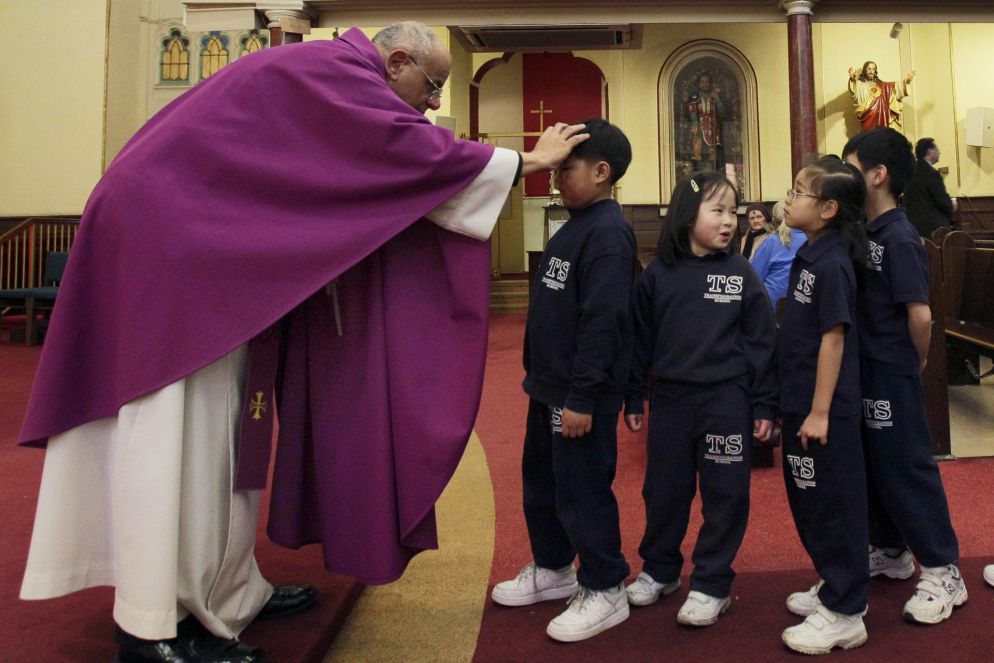 Il viola è il colore dei paramenti del sacerdote durante la Quaresima